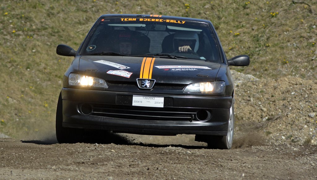 Niels og Inger Bjerre præsterer flot rallytempo i deres Peugeot 306 GTI